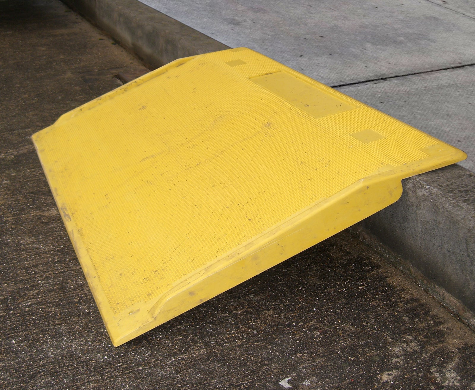 Heavy Duty Kerb Ramp - Direct Signs